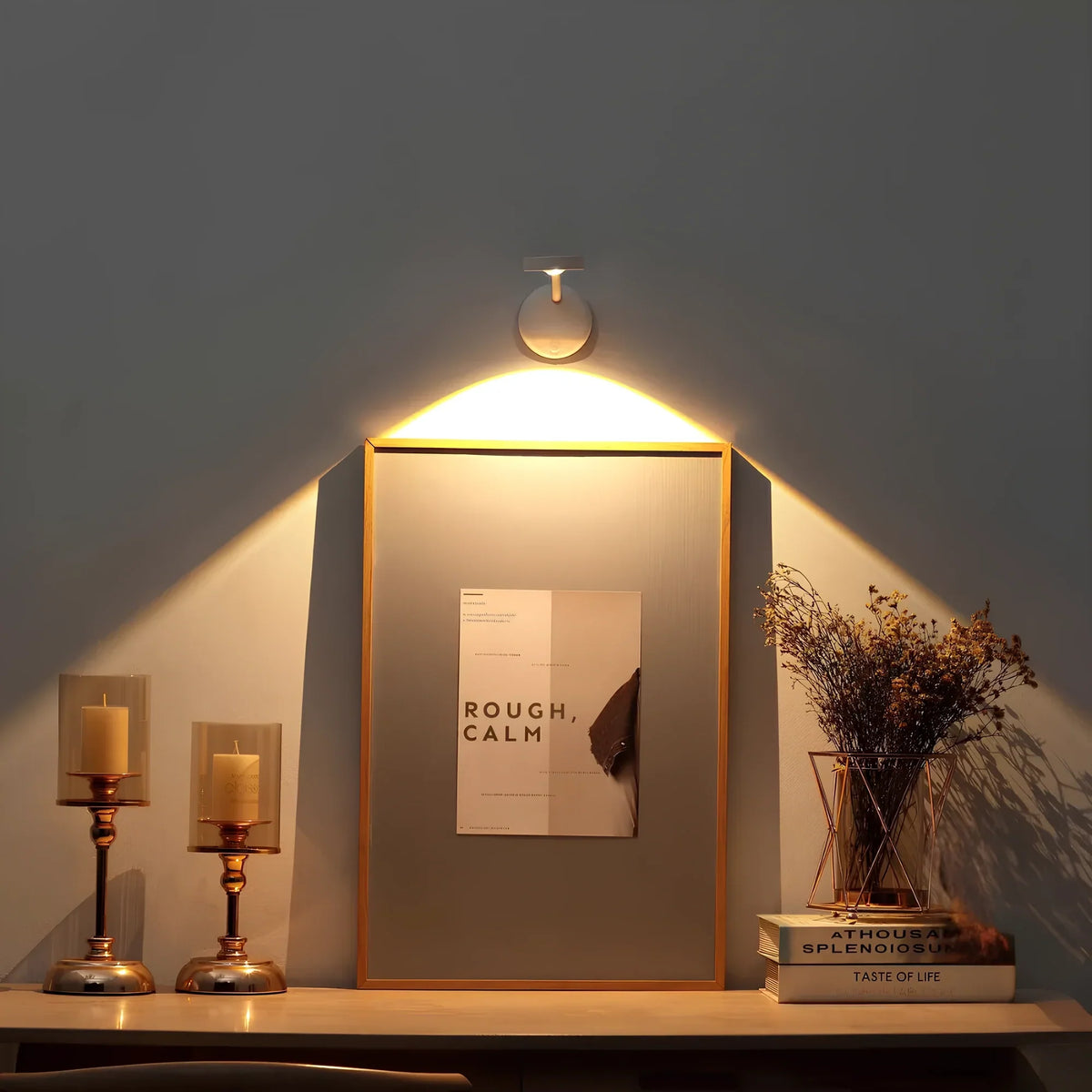 Lampa LED z czujnikiem ruchu zamontowana na ścianie w korytarzu