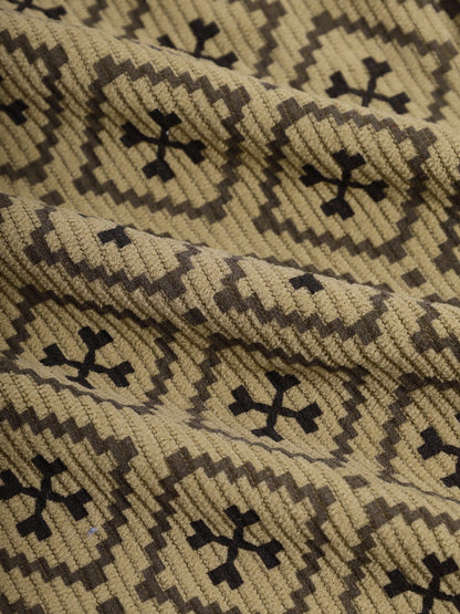 Sztruksowe spodnie retro męskie w kolorze khaki – zbliżenie na fakturę