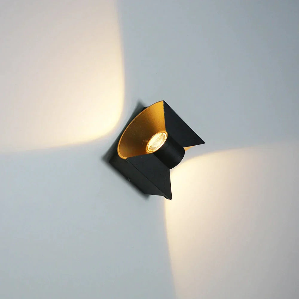 Lampa ścienna LED – widok z boku, montaż na elewacji budynku