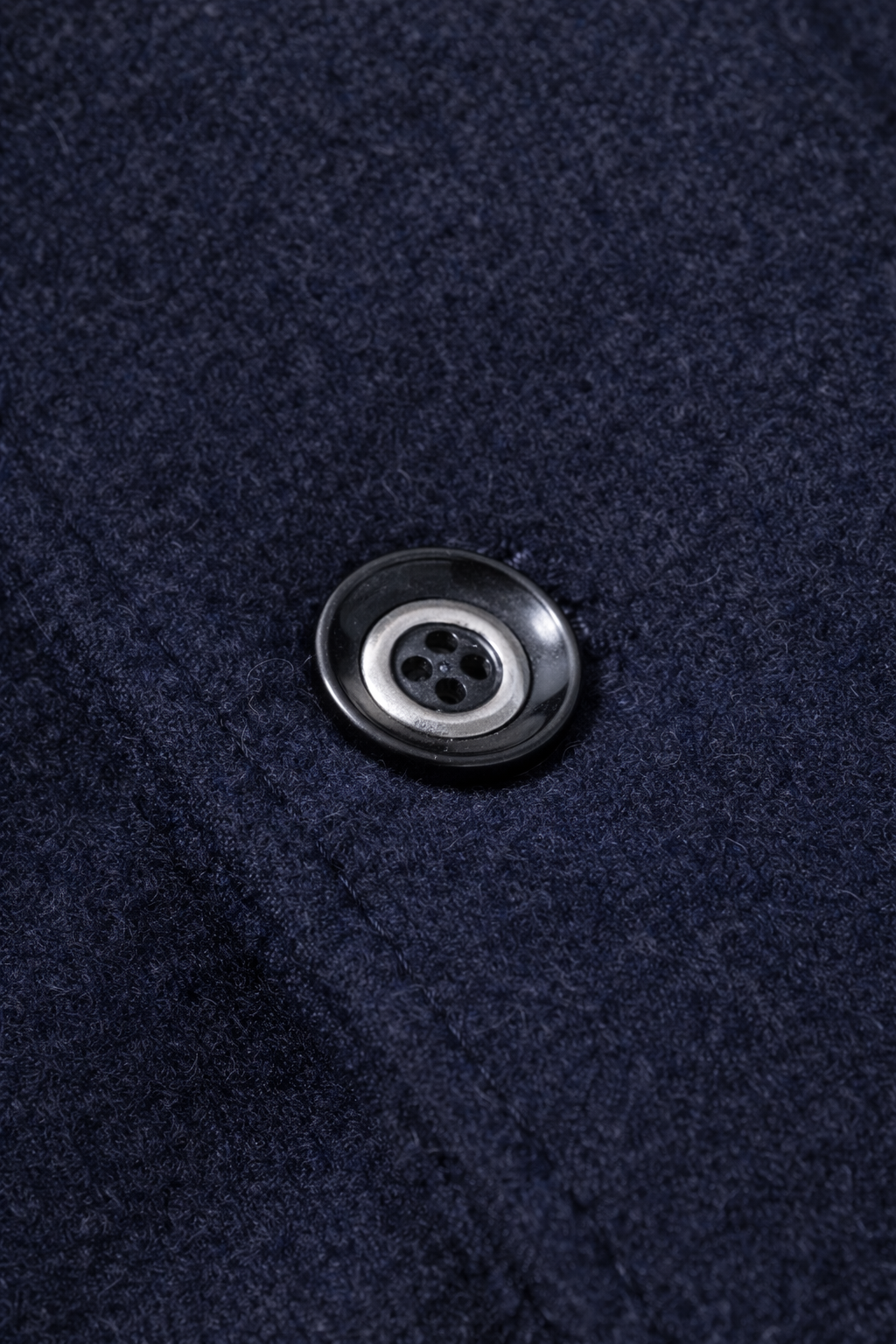 Kurtka zimowa męska granatowa – detal rękawa