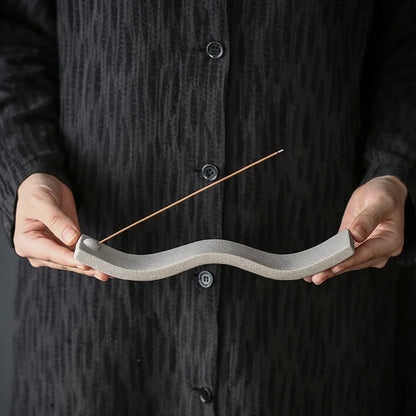 Ceramiczny Holder na Kadzidło Falisty – Elegancka Dekoracja do Wnętrz, Trwały Materiał, Idealny do Medytacji 4