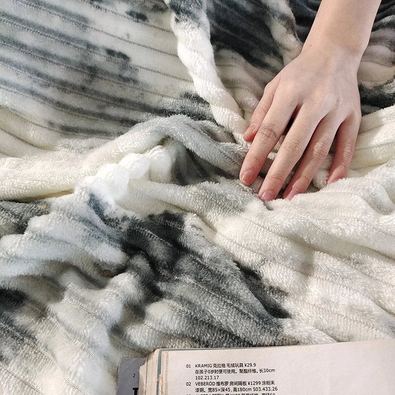 Ciepły Koc z Flaneli w Paski, Miękki Narzut na Sofę, Idealny do Drzemki, 150x200 cm 1