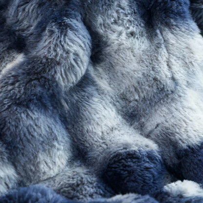 Koc polarowy tie-dye na kanapie w salonie