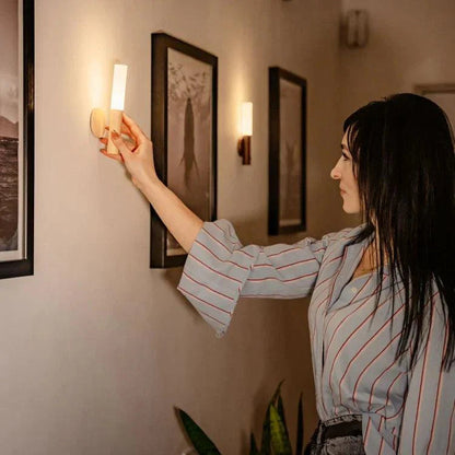 Elegancka Lampa Nocna LED z Czujnikiem Ruchu – Ciepłe Światło, Drewniana Obudowa, Idealna do Sypialni i Korytarza 7