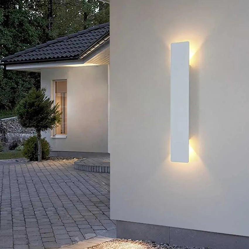 Lampa ogrodowa ścienna LED IP65 – ciepła i zimna biel, widok montażu