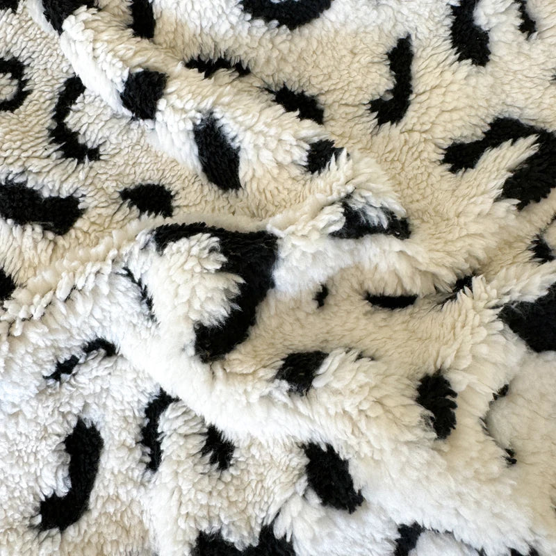Gruby Ciepły Koc Fleece z Luksusowym Wzorem Lamparta – Idealny do Sypialni i Salonu, Miękki i Przyjemny w Dotyku 1