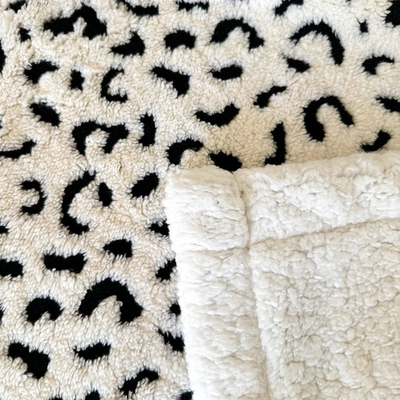 Gruby Ciepły Koc Fleece z Luksusowym Wzorem Lamparta – Idealny do Sypialni i Salonu, Miękki i Przyjemny w Dotyku 2