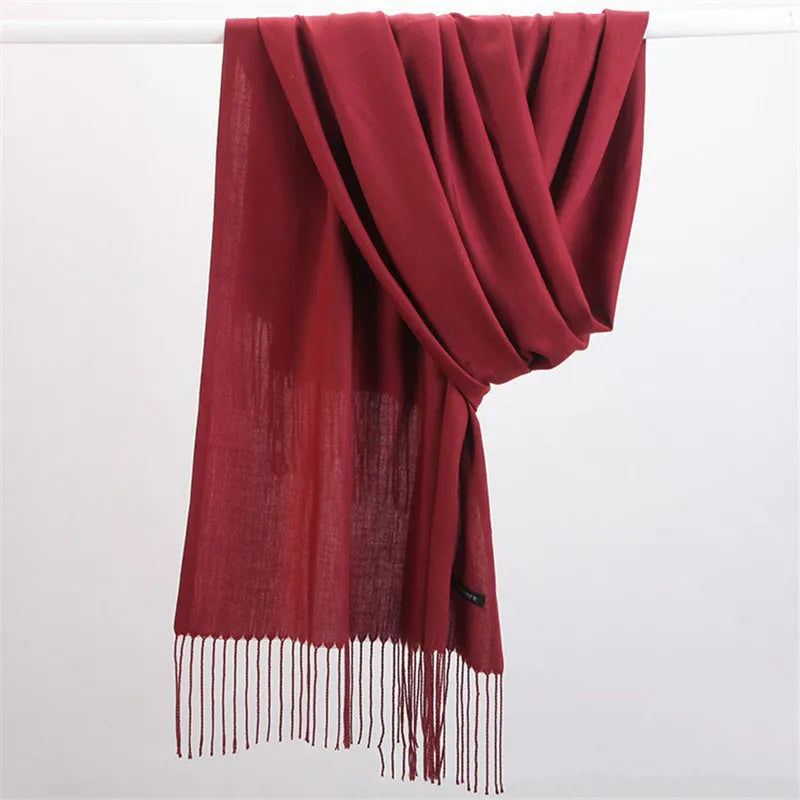 Detal frędzli zimowego szala pashmina – zbliżenie na tkaninę