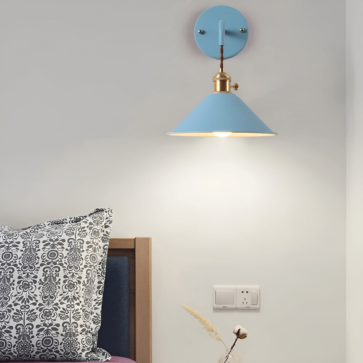 Lampa retro w kolorze niebieskim na ścianie