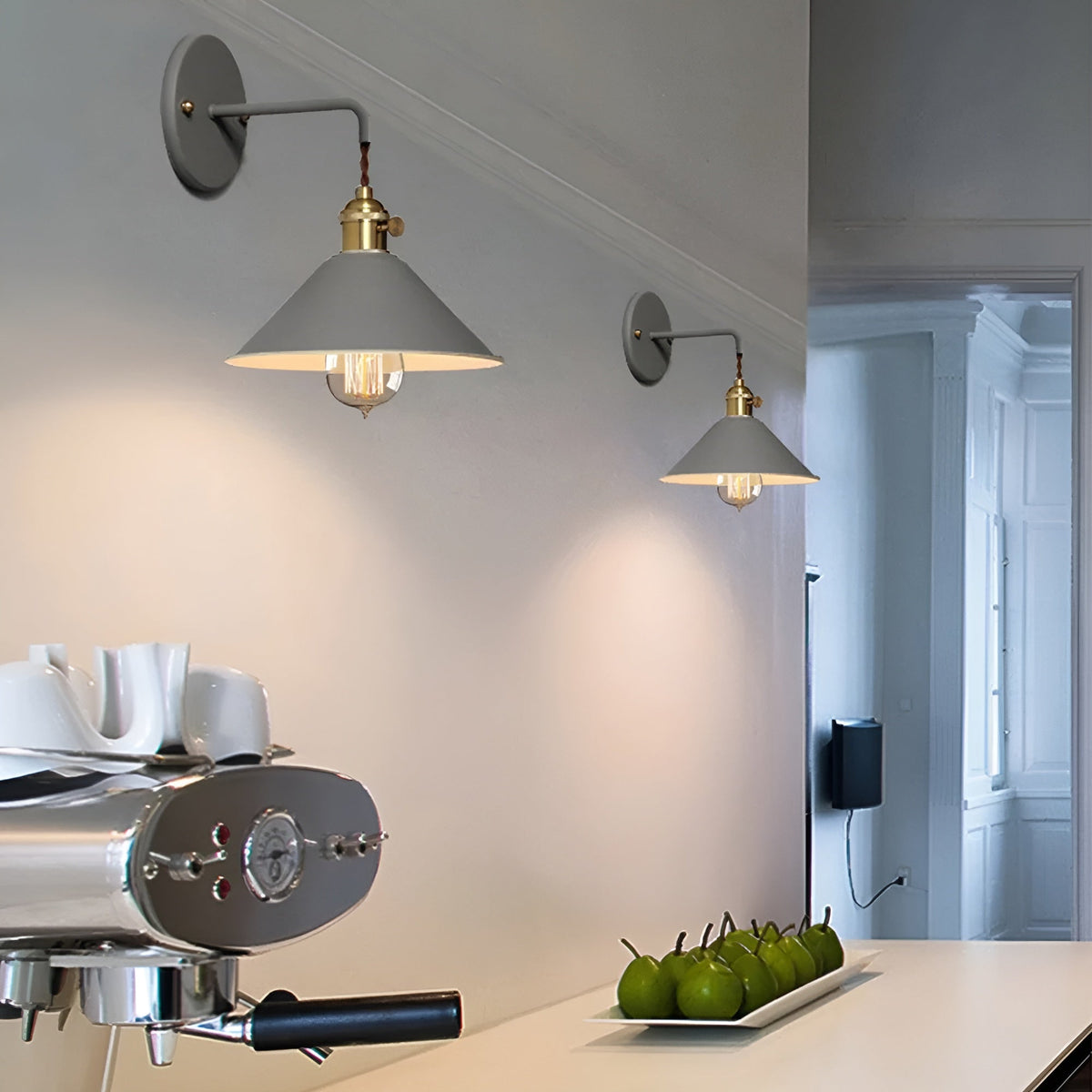 Metalowa lampa retro z kloszem stożkowym – zbliżenie