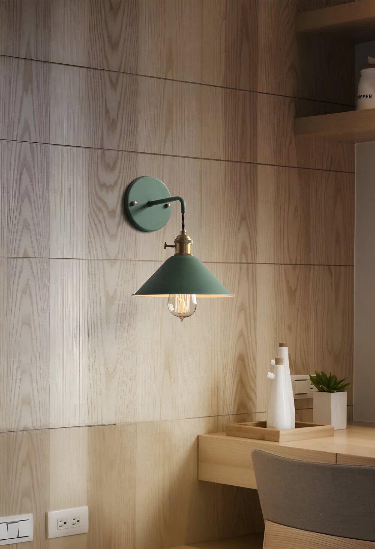 Metalowa lampa ścienna w kolorze zielonym