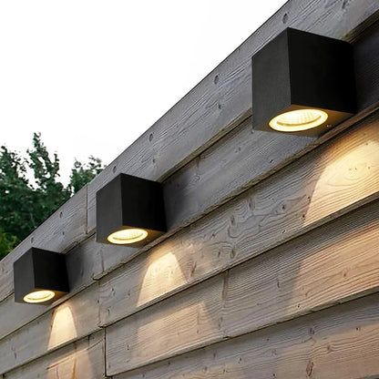 Inteligentna lampa ścienna zewnętrzna Seralyn – minimalistyczny design, wodoodporność IP65, energooszczędne oświetlenie – Lampy zewnętrzne 3