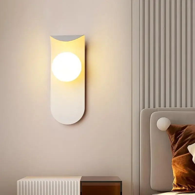 Kinkiet ścienny z żelaza i szkła – Nowoczesna lampka nocna LED do sypialni, elegancki design, kompaktowe wymiary 25 × 9,5 cm 2