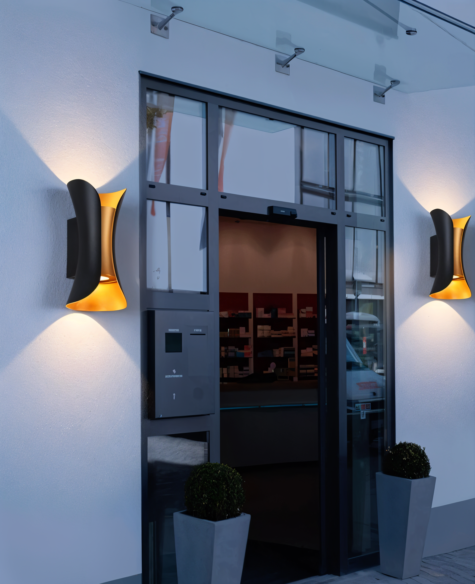 Kinkiet zewnętrzny Tornado – elegancki czarno-złoty design z dwustronnym oświetleniem do ogrodu [kinkiet zewnętrzny] 3