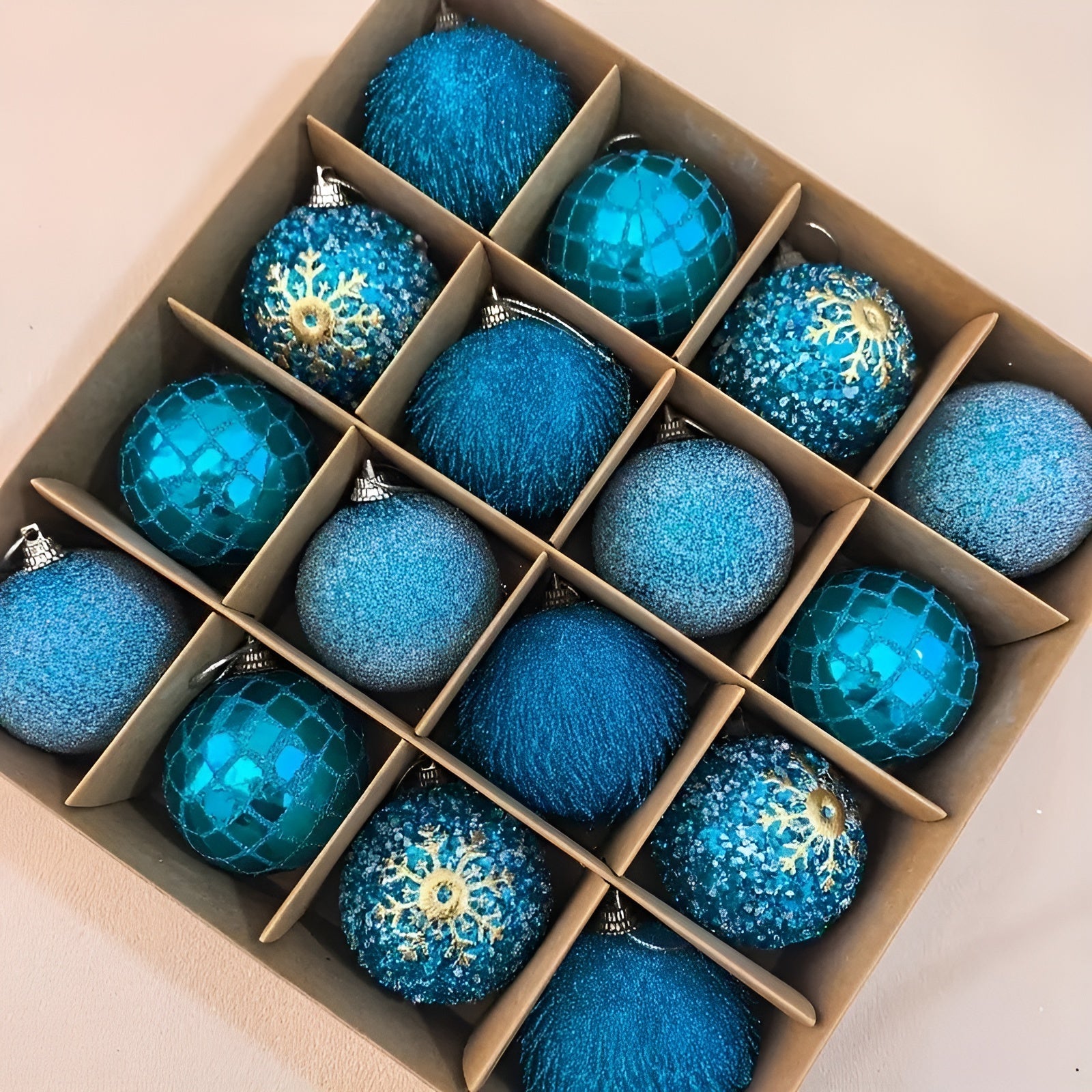 Kolorowe Bombki Choinkowe 16 Sztuk Ø 6 cm – Plastikowe Ozdoby Choinkowe na Święta 0