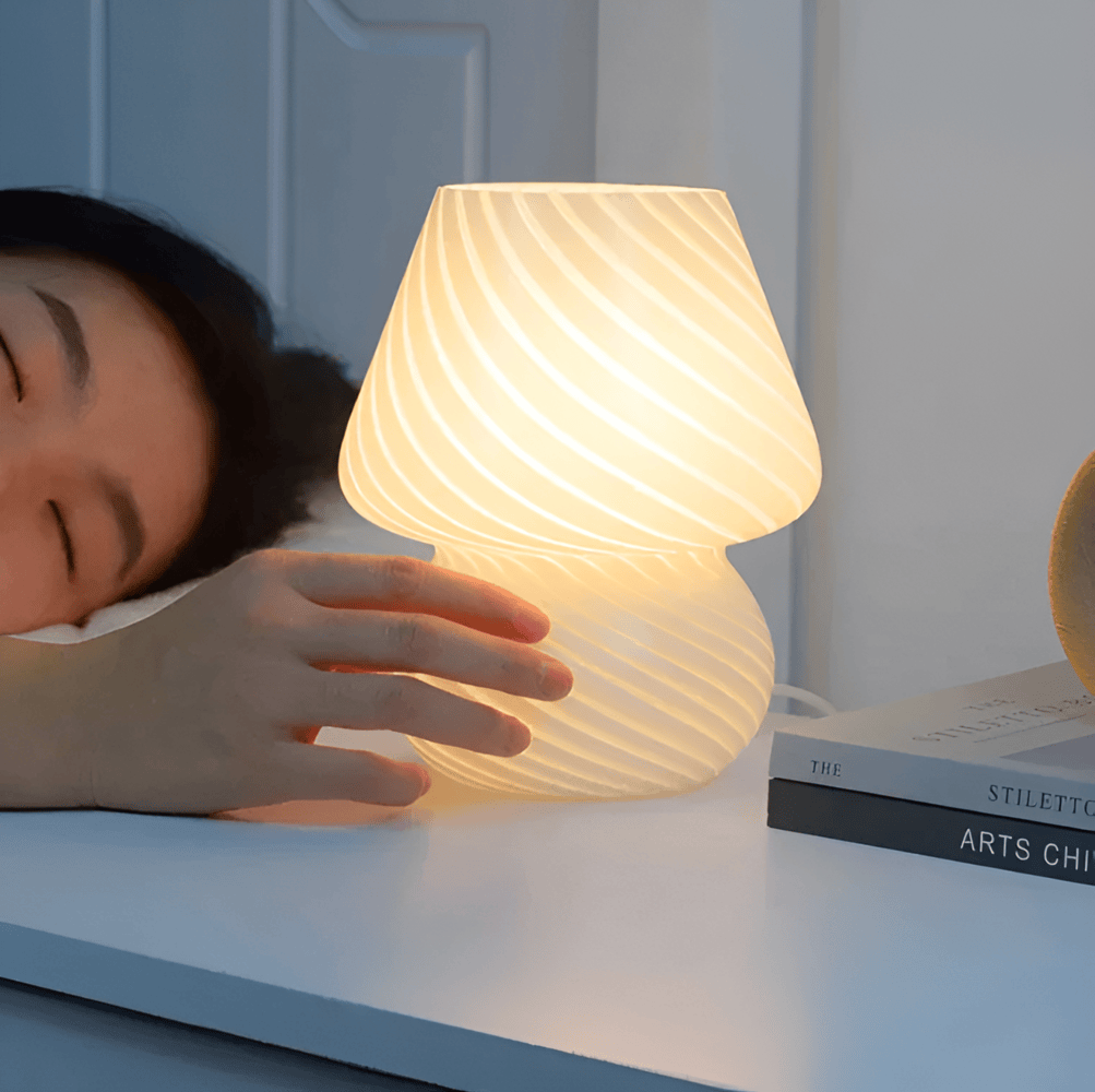 Lampa Biurkowa Vintage z Ręcznie Wytwarzanego Szkła, 3 Temperatury Barwowe, Kompaktowa, z Portem USB – Striped Glow 7