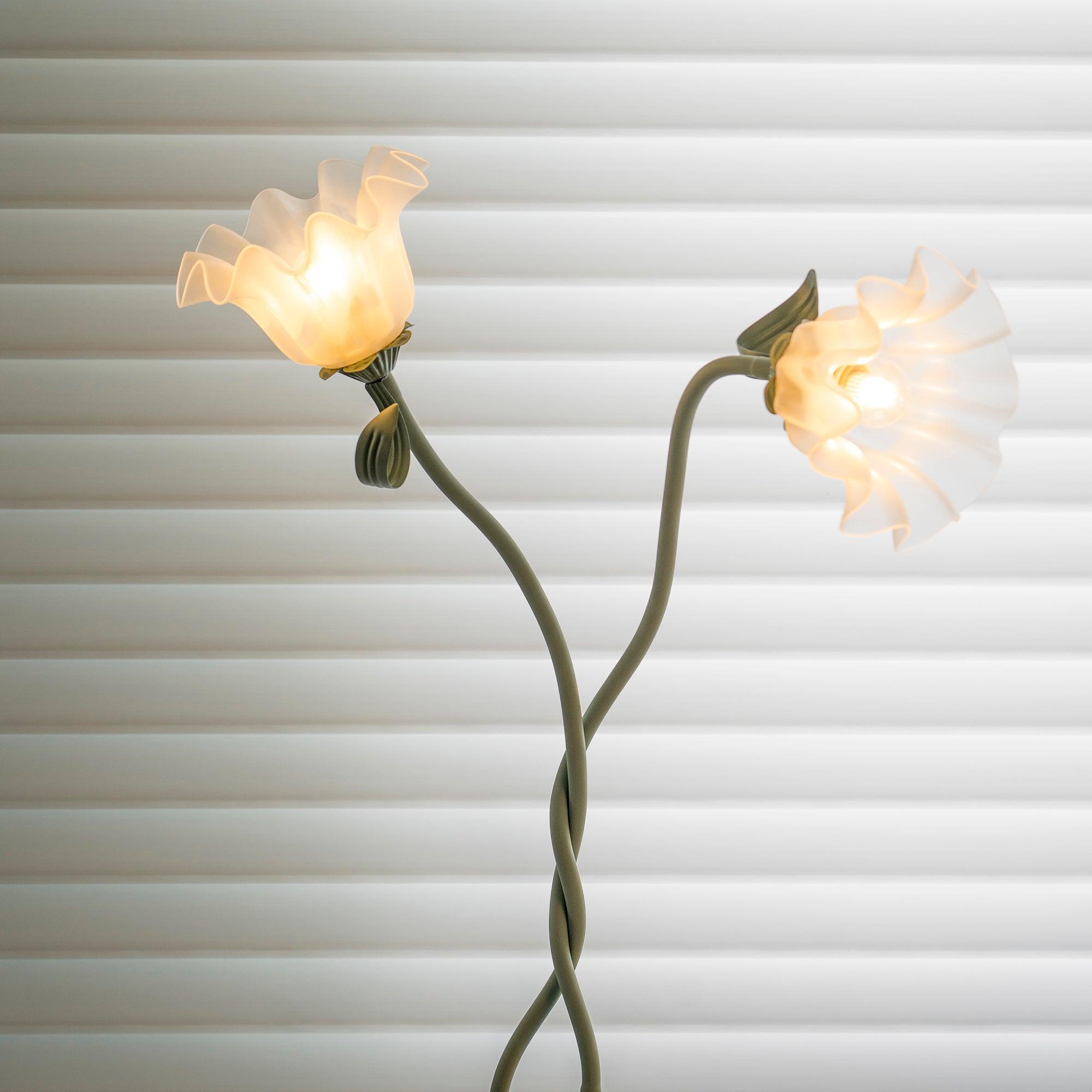 Lampa Podłogowa Calla Flowers z Białymi Kwiatami i Zielonym Stelażem – Elegancka Lampa do Salonów i Sypialni 1