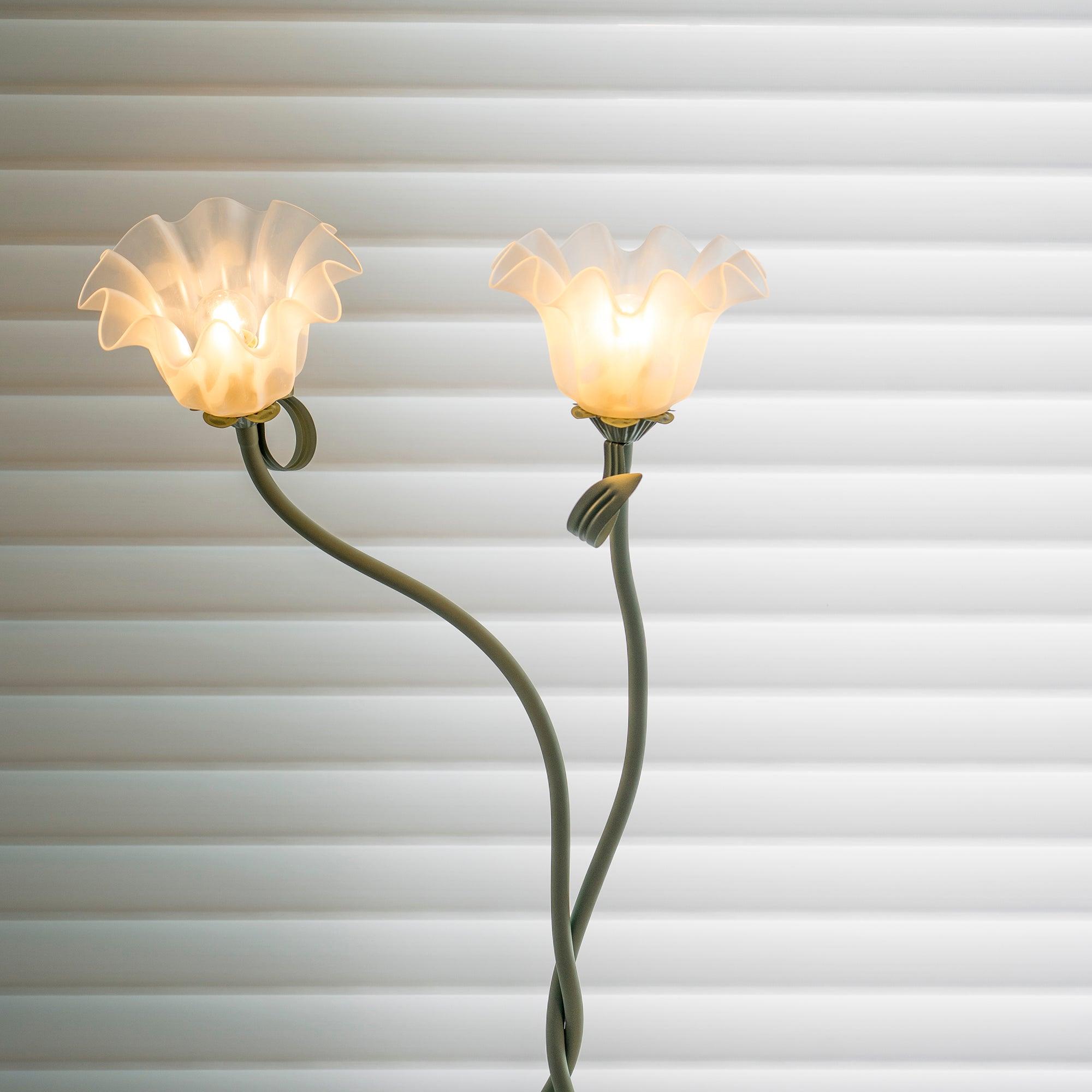 Lampa Podłogowa Calla Flowers z Białymi Kwiatami i Zielonym Stelażem – Elegancka Lampa do Salonów i Sypialni 4