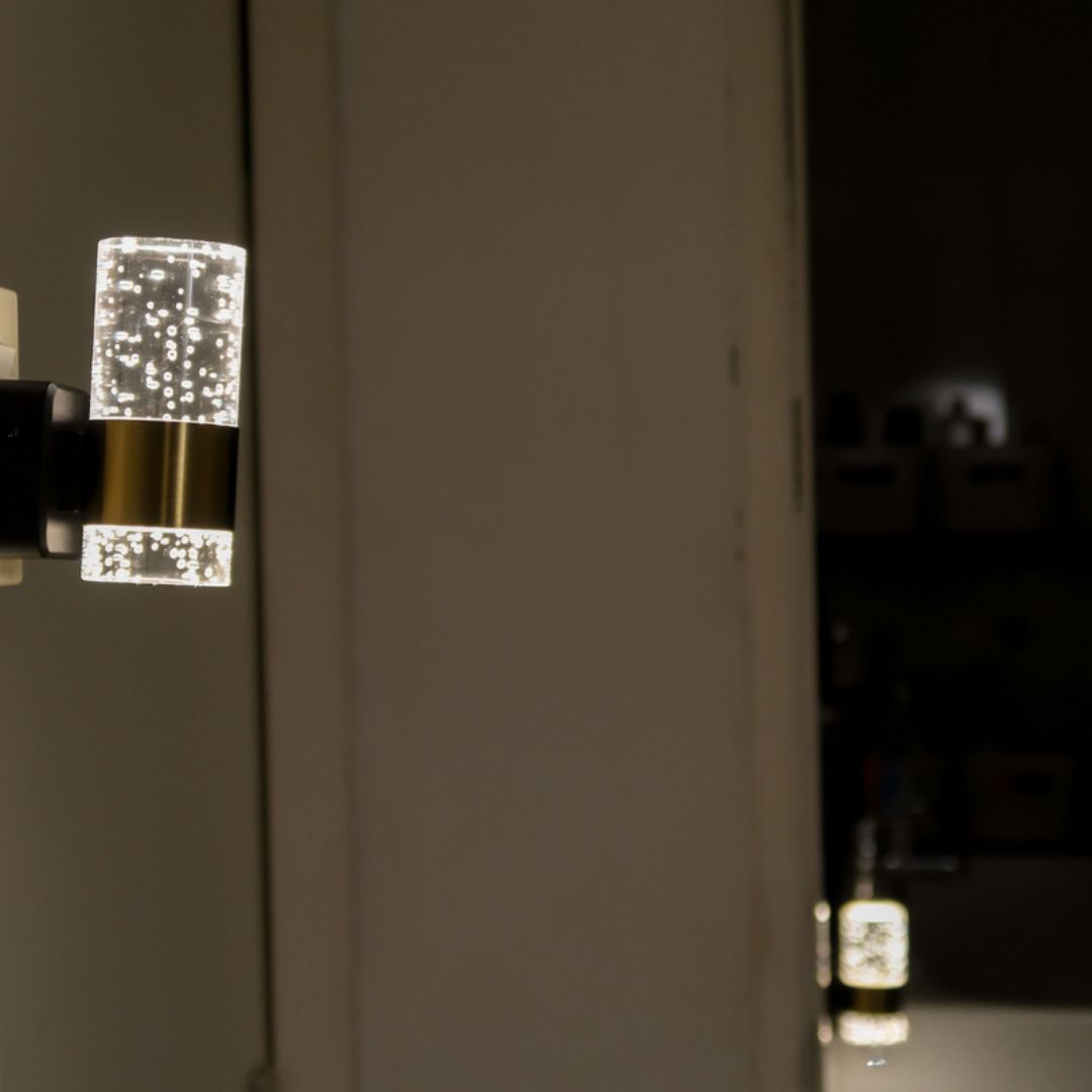 Lampa Ścienna LED z Automatycznym Czujnikiem Światła, Regulowana Jasność, Luksusowy Kinkiet Ścienny z Złotymi Akcentami 2