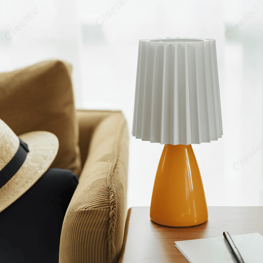 Lampka Biurkowa LED ConePleated z Ceramiczną Podstawą i Minimalistycznym Kloszem – Elegancka Lampka Nocna do Sypialni 1