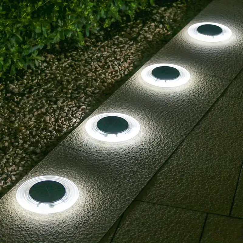 Retro lampa solarna na tarasie – efekt świetlny nocą