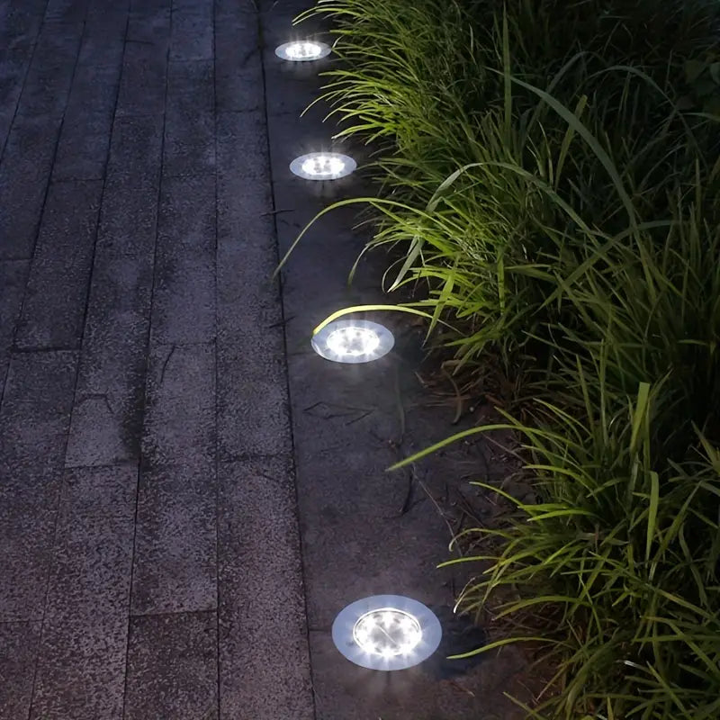 Solarna lampa ogrodowa LED – widok z bliska na źródło światła