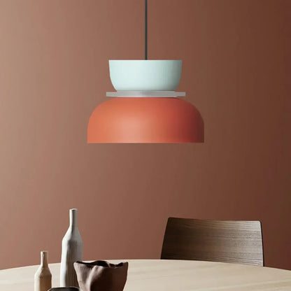 Skandynawska lampa sufitowa – widok z boku