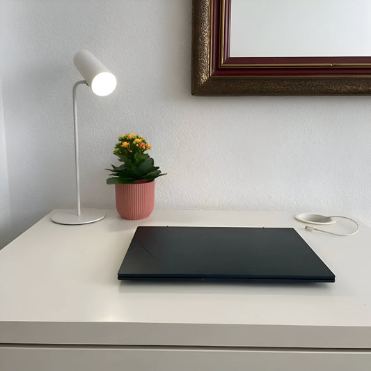 Minimalistyczna Lampka Biurkowa LED z Regulowanym Światłem – Elegancka Lampa na Biurko w Stylu Nowoczesnym 0