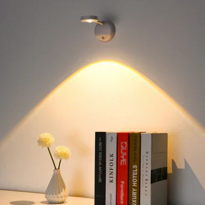 Lampa ścienna LED włączona – ciepłe światło w nowoczesnym wnętrzu