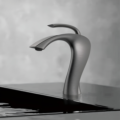 Nowoczesna mosiężna bateria umywalkowa – elegancki design z głowicą ceramiczną zapewniającą precyzyjną kontrolę wody 4