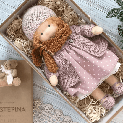 Ręcznie Wykonana Przytulanka Poppi dla Niemowlaka – Naturalna Lalka z Bawełny i Wełny, 35 cm, Hipoalergiczna Przytulanka dla Dzieci 3