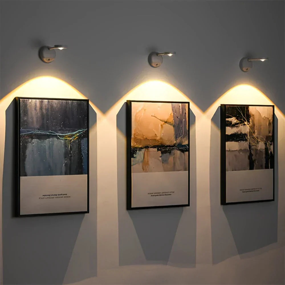 Lampa ścienna LED zamontowana na ścianie w korytarzu