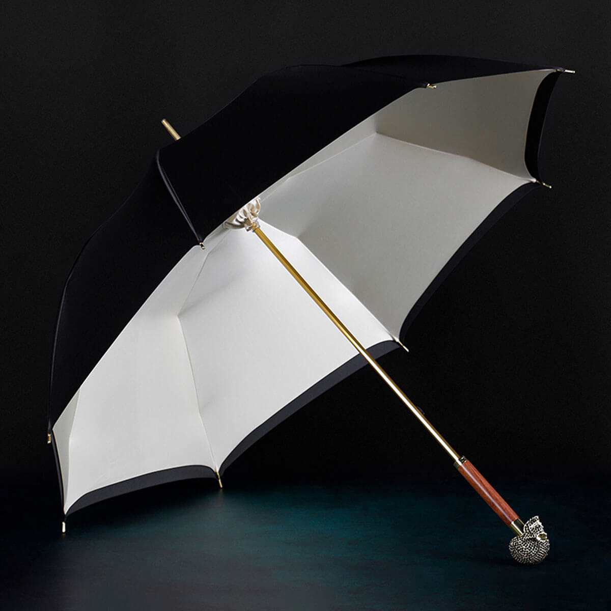 Parasol z rączką czaszką w samochodzie – kompaktowy złożony rozmiar