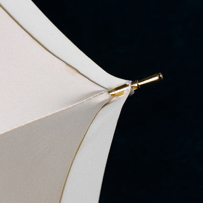 Osoba otwierająca luksusowy parasol z rączką czaszką – mechanizm ręczny