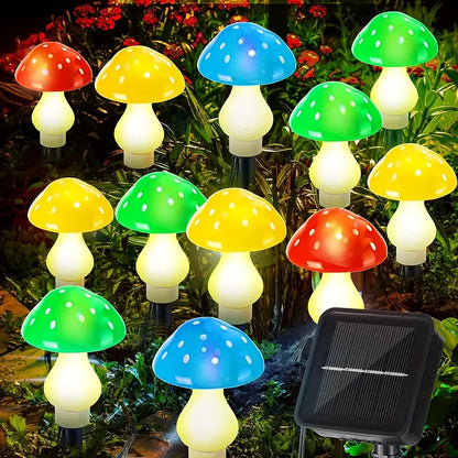 Lampki solarne grzybki wbijane w ziemię – ogród wieczorem