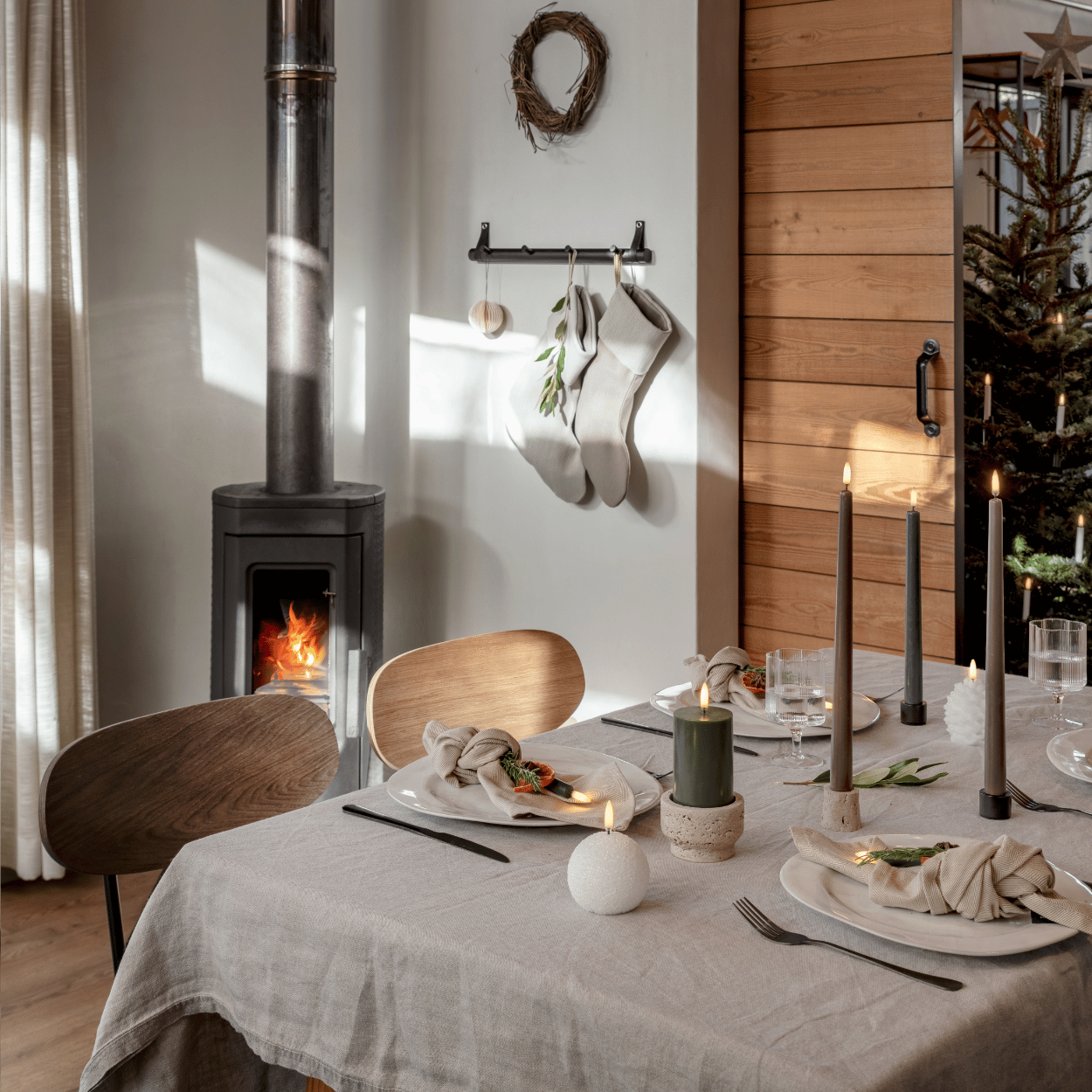 Świeca Bezpłomieniowa z Brokatem w Kształcie Kuli Śnieżnej – Biała, 7x7 cm 4