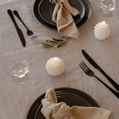 Świeca Bezpłomieniowa z Brokatem w Kształcie Kuli Śnieżnej – Biała, 7x7 cm 5