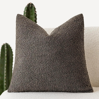 Poszewka bouclé – detal z zapięciem