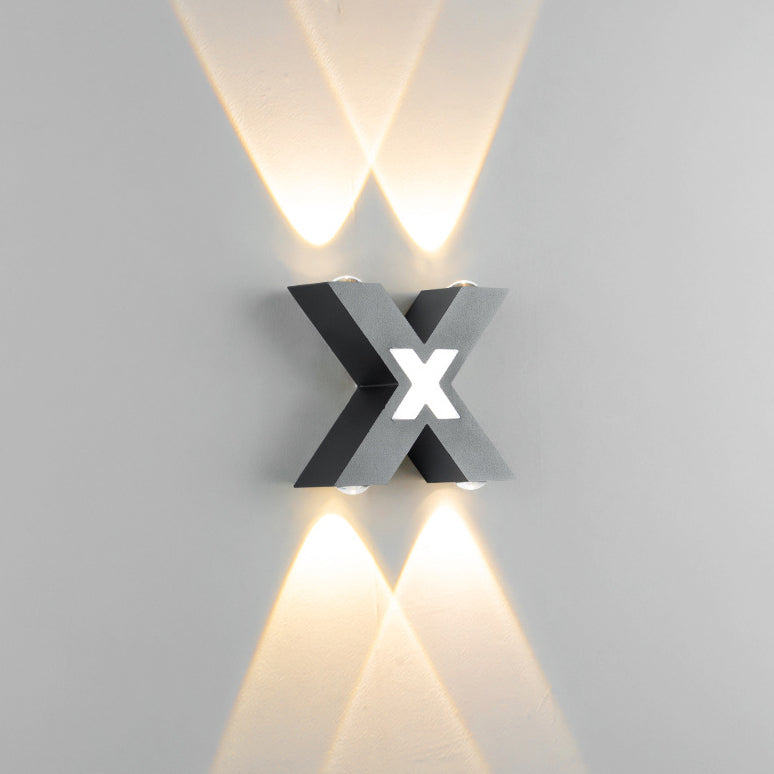 Lampa elewacyjna LED w kształcie X – oświetlenie nocne