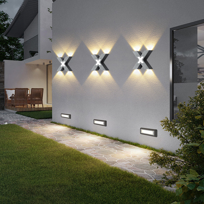 Lampa LED kształt X – instalacja przy wejściu do domu