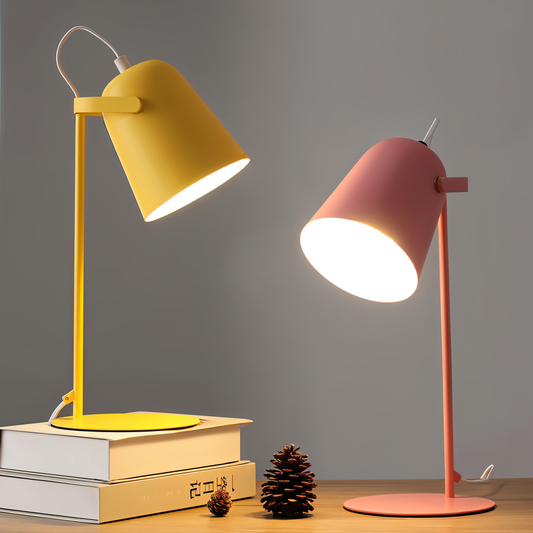 Elegancka lampa stołowa LED w żółtym i różowym kolorze, idealna na biurko lub stolik nocny, z subtelnym światłem.