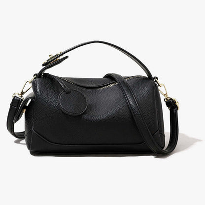 Mała listonoszka damska crossbody z regulowanym paskiem – widok z boku