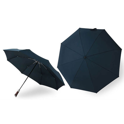 Osoba trzymająca otwarty duży parasol automatyczny – widok rozmiaru czaszki