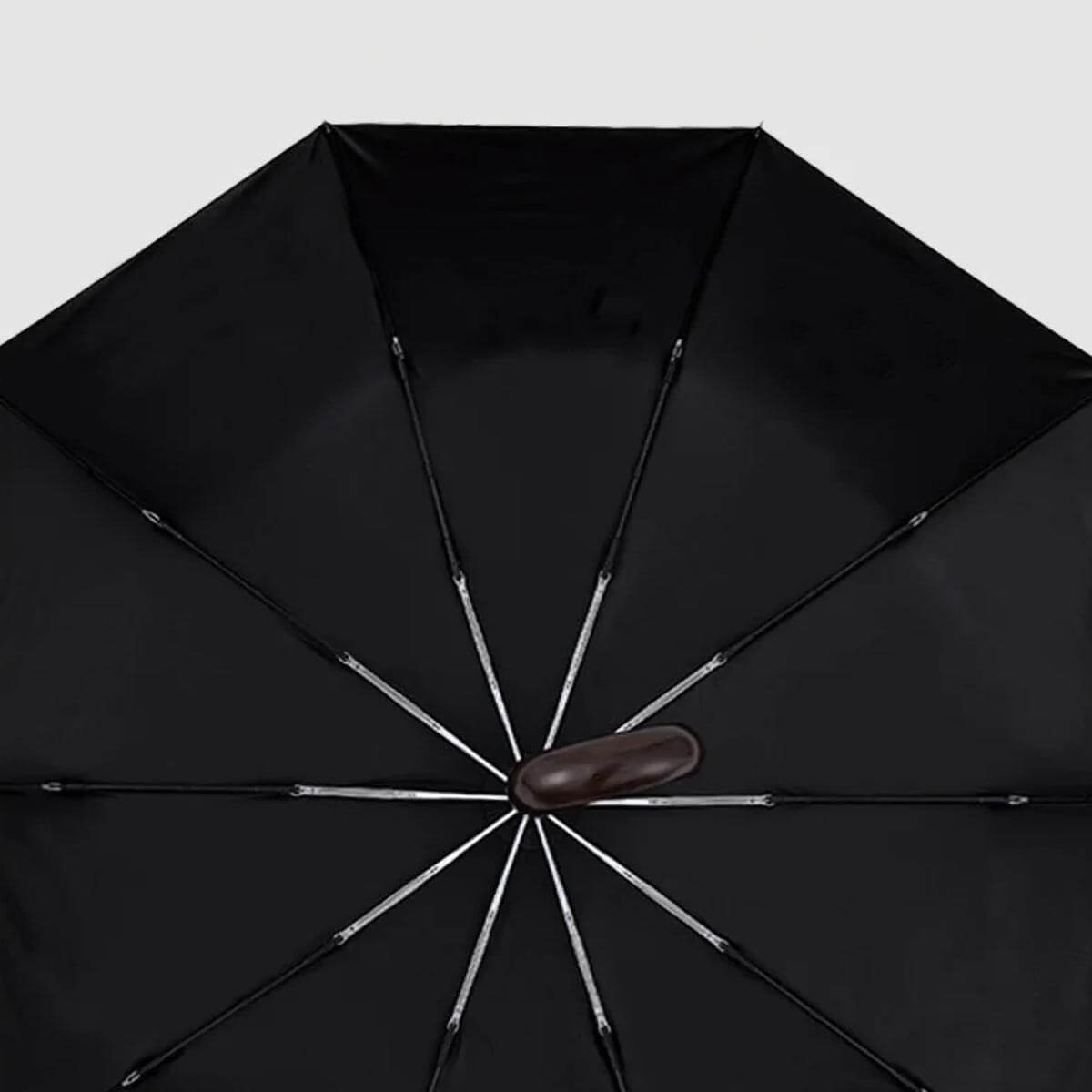 Lekki parasol podróżny trzymany jedną ręką