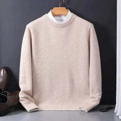 Sweter z kaszmiru w kolorze camelowym – zbliżenie na dekolt