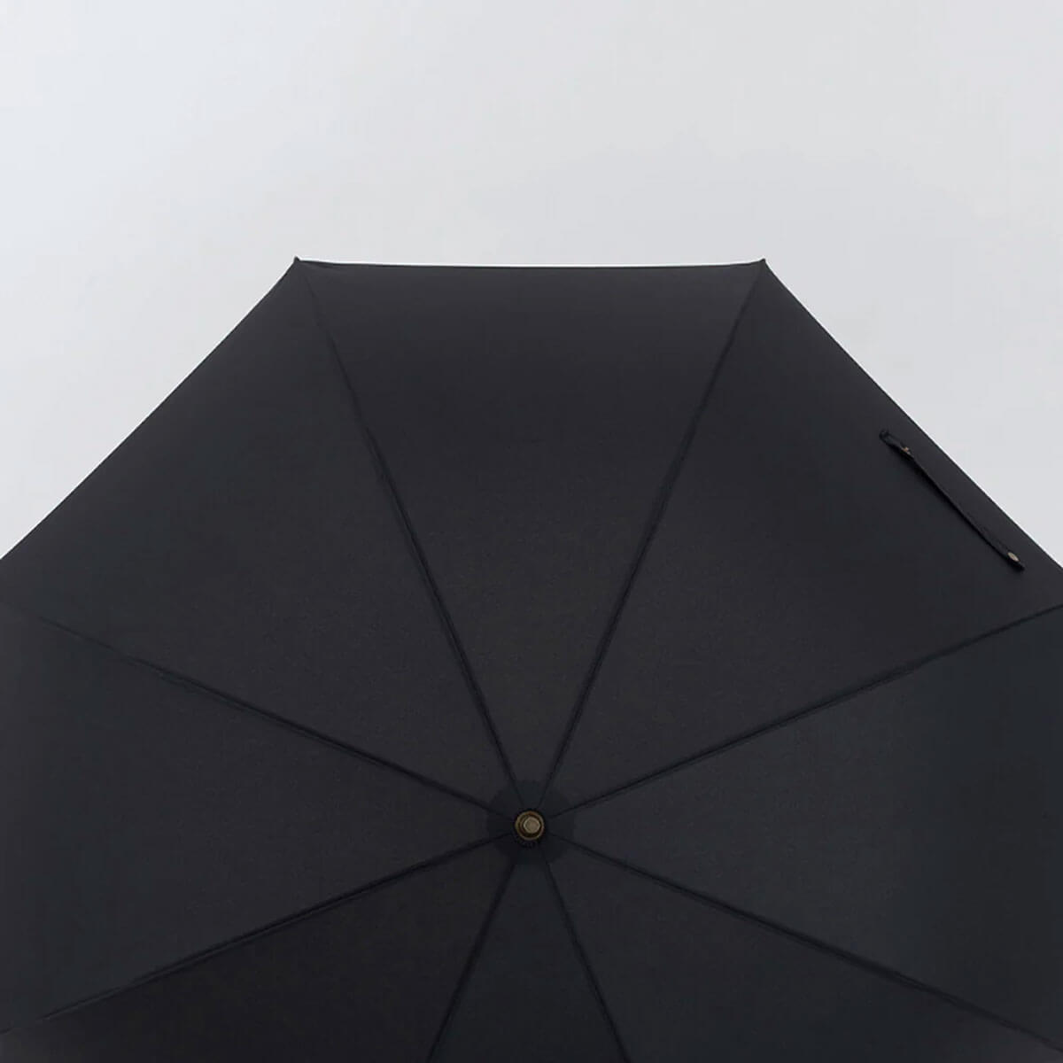 Ponadczasowy parasol przeciwdeszczowy w klasycznym stylu