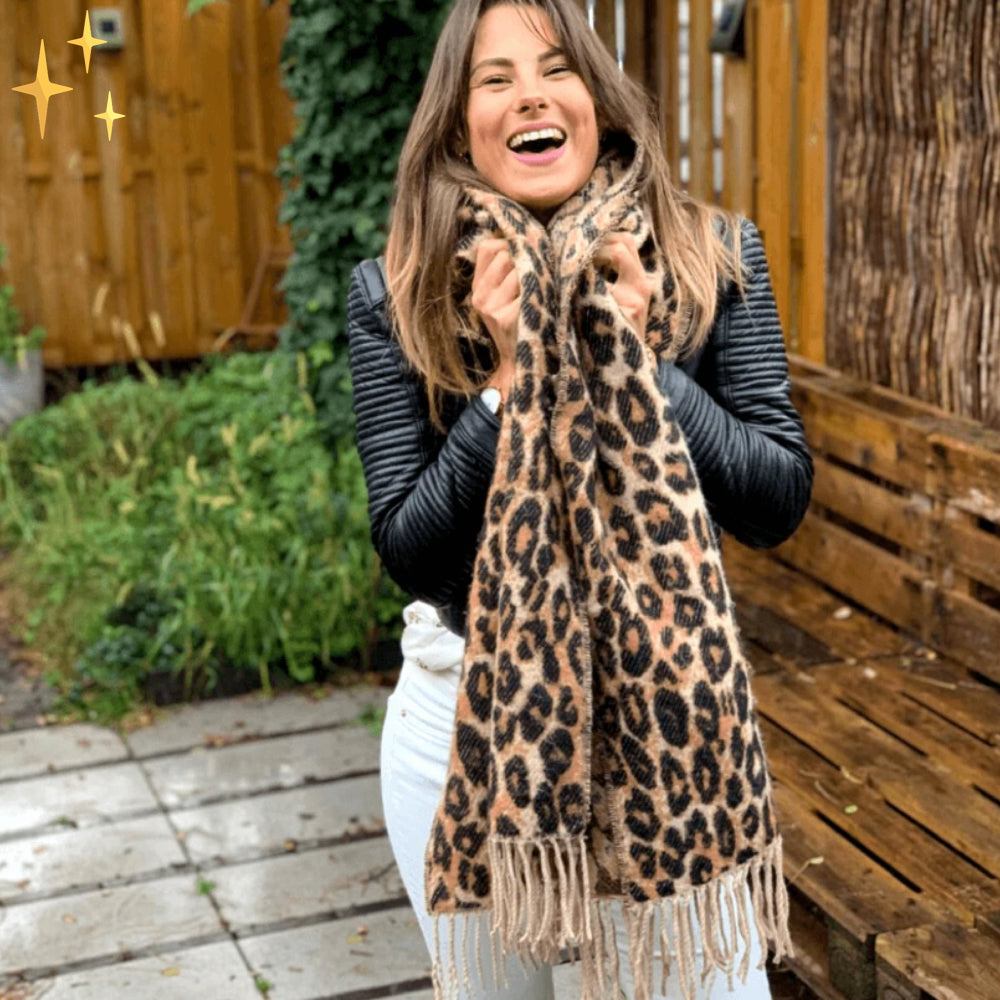 Damski szalik dzianinowy z dekoracyjnymi frędzlami