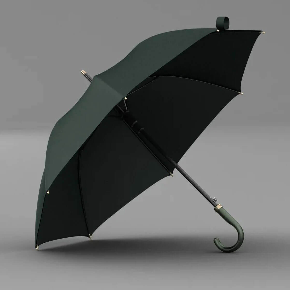 Kobieta idąca z długim eleganckim parasolem przeciwdeszczowym