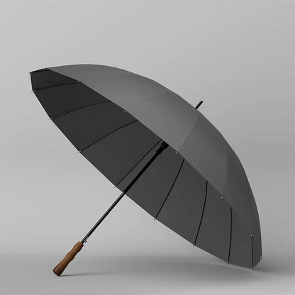 Złożony parasol spacerowy z drewnianą rączką – przenoszenie