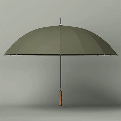 Parasol z drewnianą rączką zawieszony na wieszaku